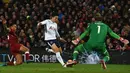 Striker Tottenham Hotspur Son Heung-Min menendang bola berusaha membobol gawang kiper Liverpool Loris Karius saat pertandingan Liga Inggris di Anfield, Liverpool (4/2). (AFP/Paul Ellis)