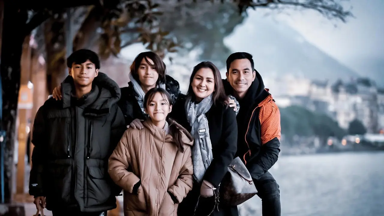 Anniversary Ke-15, Ini 7 Kemesraan Darius Sinathrya dan Donna Agnesia di Swiss
