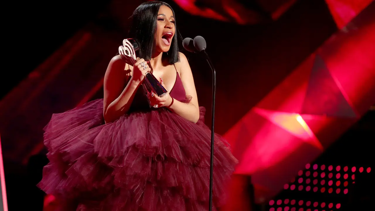 [Bintang] Cardi B Bocorkan Debut Album di iHeartRadio Music Awards 2018