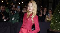Cara Delevigne berpose jelang menghadiri acara Met Gala 2022 di&nbsp;The Metropolitan Museum of Art, 2Mei 2022. (dok.&nbsp;Charles Sykes/Invision/AP)