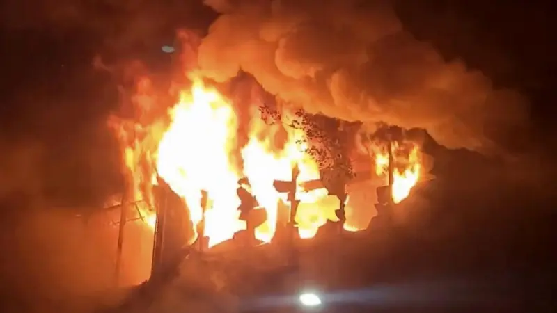 Kebakaran dari sebuah bangunan di Kaohsiung, Taiwan selatan pada Kamis, 14 Oktober 2021. (AP)