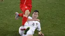 Gelandang Peru, Victor Yotun (atas) berusaha melewati bek Bolivia, Martin Smedeberg saat Copa Amerika 2015 di Estadio Municipal Bicentenario, Chile, (25/6/2015). Peru melaju ke semifinal usai mengalahkan Bolivia 3-1. (REUTERS/Carlos Garcia Rawlins)