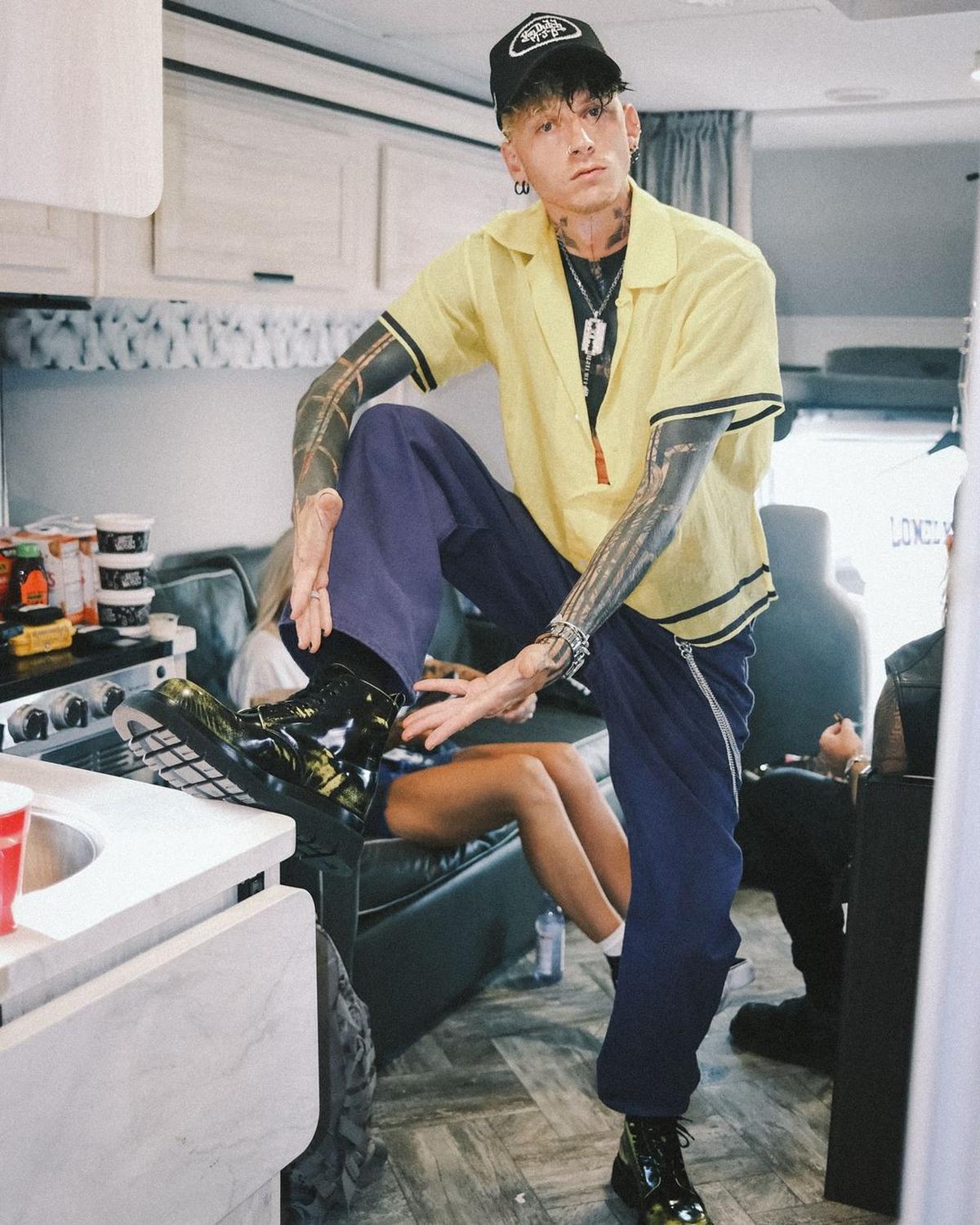 Profil Machine Gun Kelly, Kekasih Megan Fox yang Kontroversial