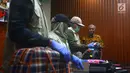 Suasana saat penyidik KPK menunjukkan barang bukti OTT terhadap anggota Komisi XI Amin Santono, Jakarta, Sabtu (5/5). (Merdeka.com/Imam Buhori)