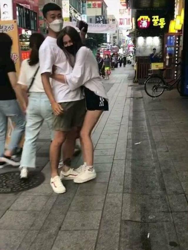 8 Potret Orang yang Lakukan Segala Cara Demi Viral di Medsos