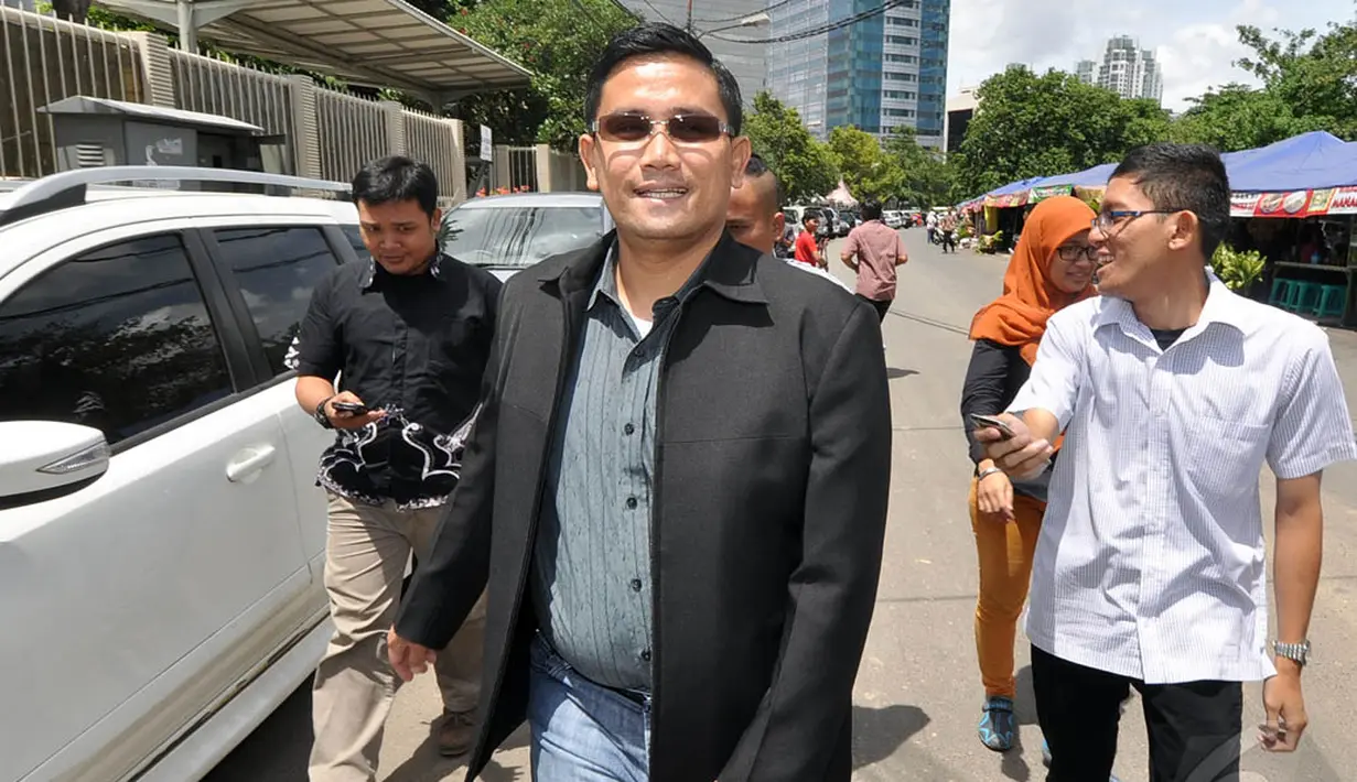Tomson Situmeang menjalani pemeriksaan di KPK sebagai saksi untuk kakaknya Bupati nonaktif Tapanuli Tengah, Raja Bonaran Situmeang, Jakarta, Jumat (9/1/2015). (Liputan6.com/Miftahul Hayat)
