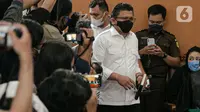 Terdakwa kasus pembunuhan berencana terhadap Yosua Hutabarat atau Brigadir J, Ferdy Sambo melambaikan tangan saat bersiap menjalani sidang putusan di PN Jakarta Selatan, Senin (13/2/2023).  Sebelumnya, Ferdy Sambo sudah menjalani sidang pembacaan duplik atas tanggapan repik penuntut umum pada 31 Januari dan dan sang istri Putri Candrawathi pada 2 Februari 2023. (Liputan6.com/Faizal Fanani)