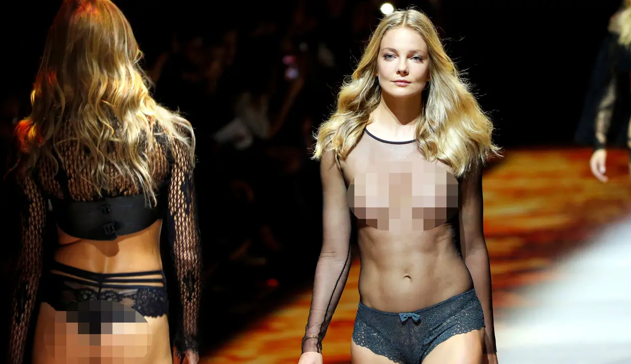 Seorang model membawakan busana transparan saat Etam Live Show Lingerie di Fashion Week di Paris, Prancis (28/9). (REUTERS/Charles Platiau)