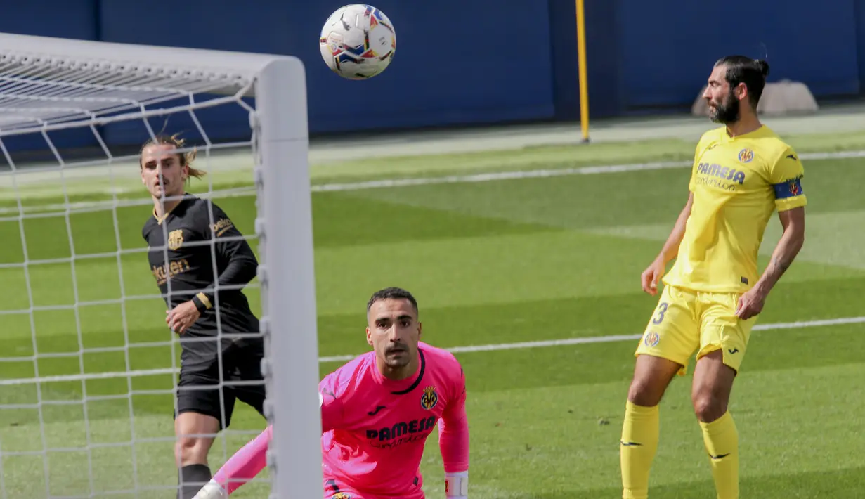 Gelandang Barcelona, Antoine Griezmann (kiri) mencetak gol pertama timnya ke gawang Villarreal dalam laga lanjutan Liga Spanyol 2020/2021 pekan ke-32 di The Ceramica Stadium, Villarreal, Minggu (25/4/2021). Barcelona menang 2-1 atas Villarreal. (AP/Alberto Saiz)