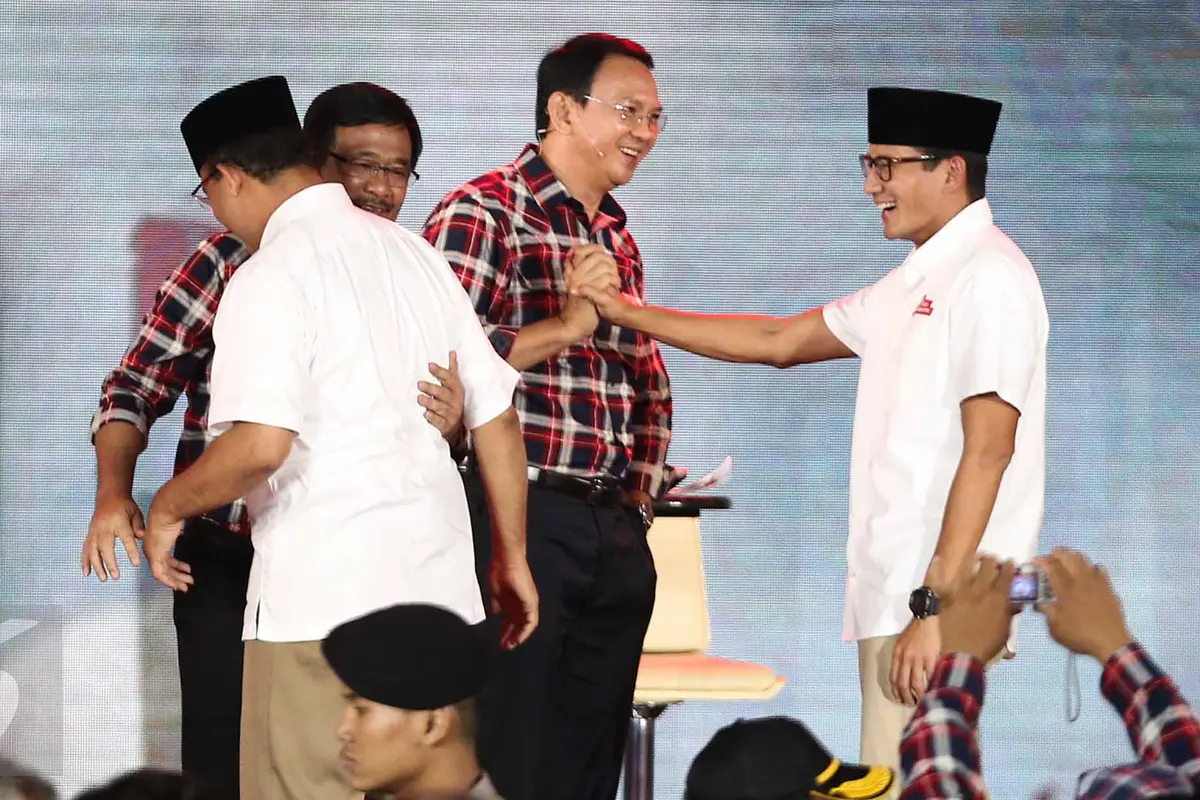 Pasangan Ahok-Djarot bersalaman dengan Anies-Sandi usai Debat Cagub DKI Jakarta putaran ketiga di Hotel Bidakara, Jakarta, Jumat (10/2). Tema debat ke-3 terkait masalah kependudukan dan peningkatan kualitas hidup masyarakat.(Liputan6.com/Faizal Fanani)
