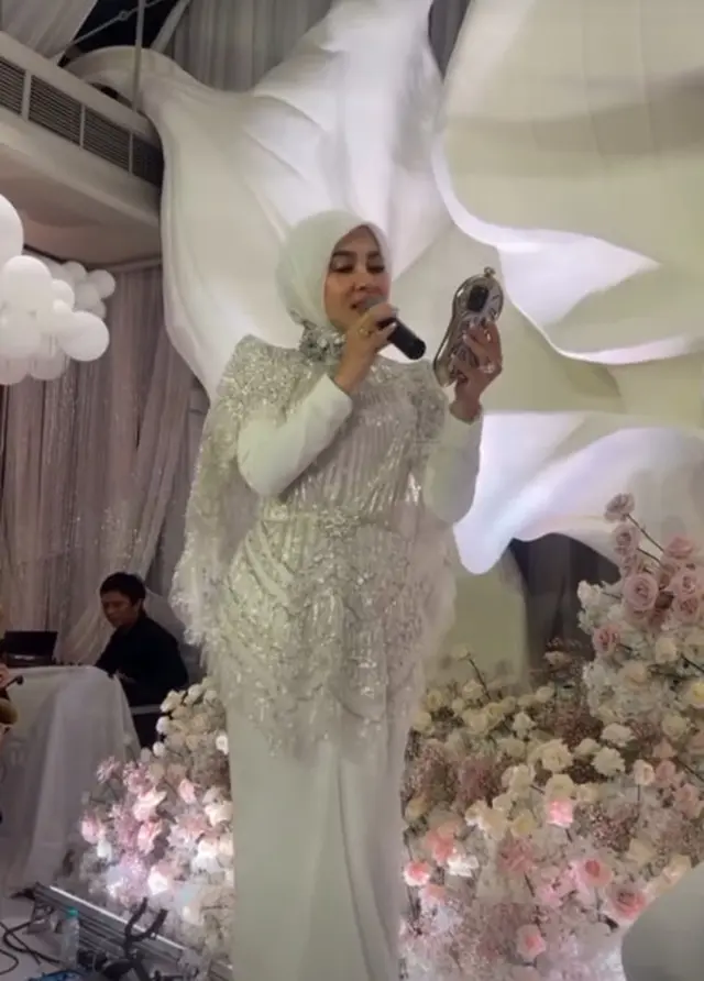 Potret detail cincin mewah Syahrini saat ultah ke-45, biar mungil harganya ditaksir Rp18 Miliar