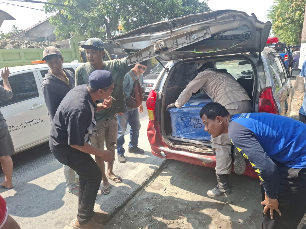 Ambulans membawa jenazah korban km virgo terlibat kecelakaan beruntun. (merdeka.com/erwin yohanes).
