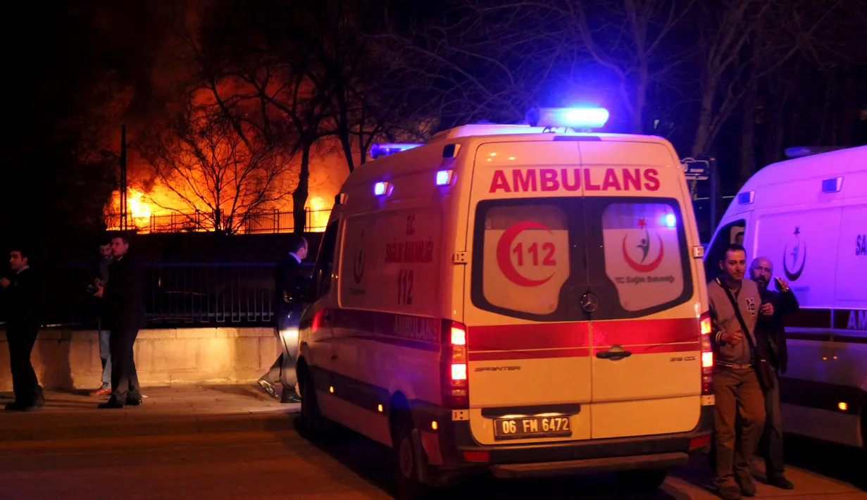 Ambulans tiba di lokasi ledakan bom mobil di Ankara, Turki, Rabu (17/2). Bom yang meledak ketika iring-iringan bus militer tengah lewat tersebut menewaskan sedikitnya 28 orang dan melukai 60 lainnya. (REUTERS/Tumay Berkin)
