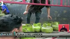 Warga rela mengantre panjang untuk membeli gas elpiji 3 kg saat operasi pasar di kawasan Sukmajaya, Depok, Kamis (7/12) pagi.