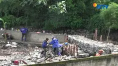 Sebelumnya, Sabtu, 16 Desember kemarin, tanggul sementara sepanjang 6 meter yang membatasi Kali Pulo kembali jebol menyusul debit air naik.