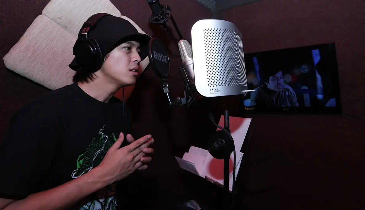 "Pelajarin mulai dari gesture, kebiasaan orang Makassar seperti apa. Dialek juga, bagaimana di perkampungan seperti apa kehidupannya, jadi banyak intonasi Makassar yang aku sendiri kesulitan awalnya," kata Bisma menambahkan. (Deki Prayoga/Bintang.com)