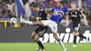 Gelandang Sampdoria Mehdi Leris berebut bola dengan bek Juventus Mattia De Sciglio dalam lanjutan pekan ke-2 Liga Italia 2022/2023 di Stadion Luigi Ferraris, Selasa (23/8/2022) dini hari WIB. Juventus hanya bermain 0-0 saat berlaga di kandang Sampdoria. (Tano Pecoraro/LaPresse via AP)