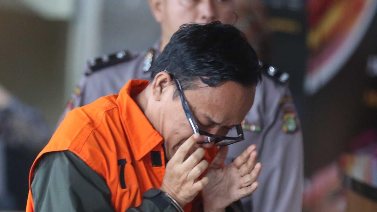 FOTO:  Wamenaker Immanuel Ebenezer Menangis Usai Ditetapkan Tersangka Kasus Sertifikat K3