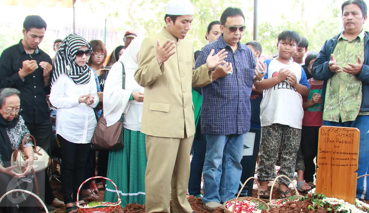 Suasana pembacaan doa usai pemakaman jenazah Pak Raden di TPU Jeruk Purut, Jakarta, Sabtu (31/10/2015). Pak Raden menghembuskan napas terakhirnya di Rumah Sakit Pelni Jakarta pada pukul 22.20 WIB, Jumat (30/10/2015).(Liputan6.com/Herman Zakharia)