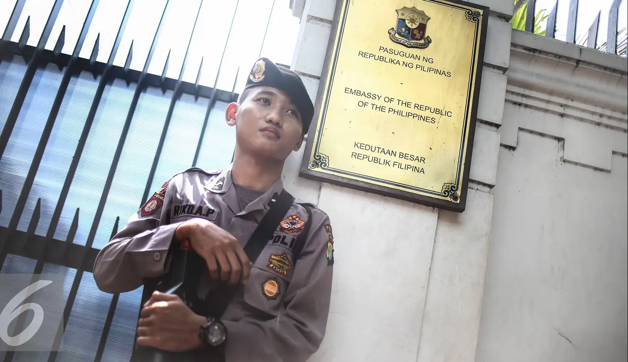 Petugas kepolisian berjaga didepan Kedutaan Besar Filipina, Jakarta, Kamis (14/7). Dalam aksinya mereka menuntut agar ABK WNI yang disandera di Filipina dibebaskan serta Aksi ini digelar sebagai bentuk solidaritas kaum buruh. (Liputan6.com/Faizal Fanani)