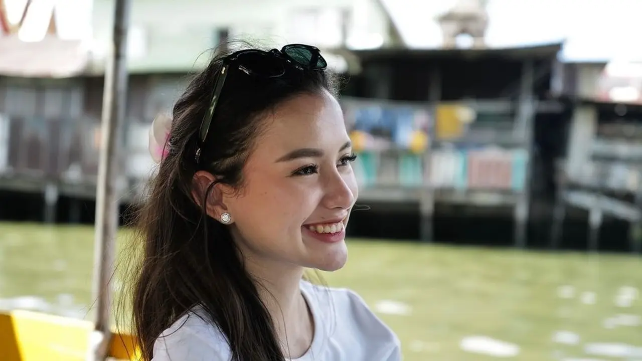 Sarah Menzel tampil manis dan modis (Instagram/sarah_menzel)