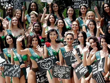 Kontestan Miss Earth 2019  berpose dalam balutan baju renang selama presentasi pers di Manila, Filipina, Rabu (2/10/2019). (AP Photo/Bullit Marquez)