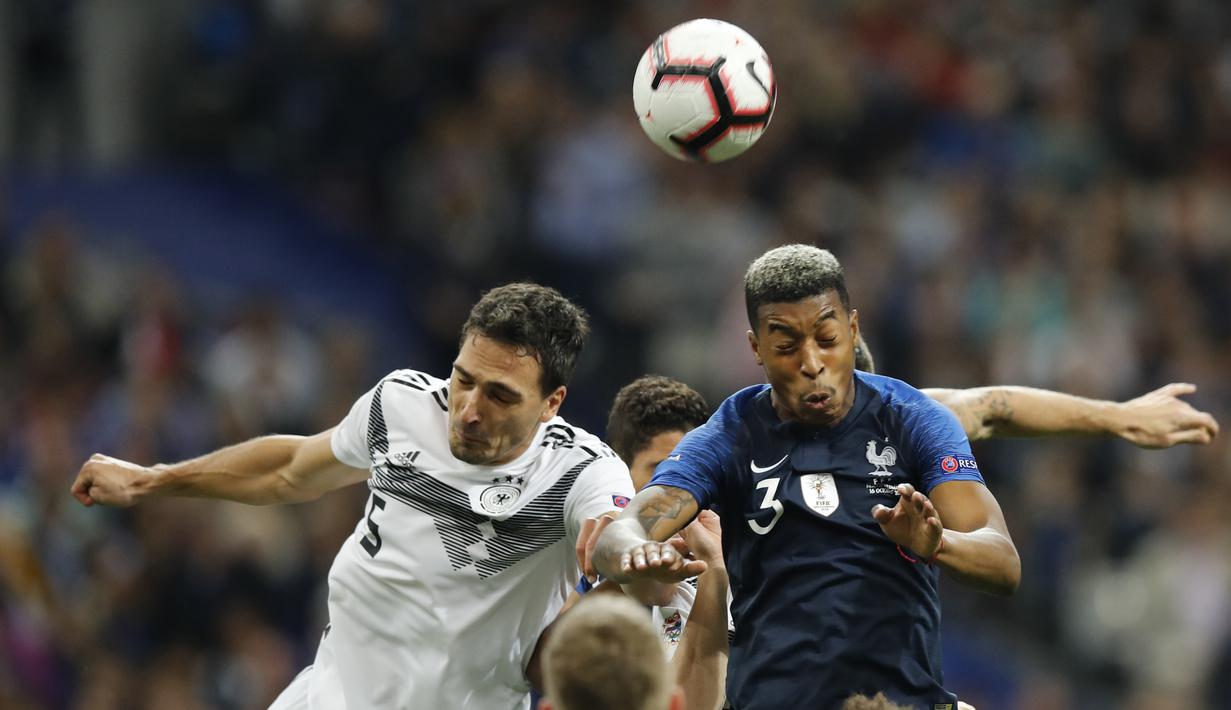 Pemain Prancis, Presnel Kimpembe, duel udara dengan bek Jerman, Mats Hummels, pada laga UEFA Nations League di Stade de France, Paris, Selasa (16/10/2018). Prancis menang 2-1 atas Jerman. (AP/Christophe Ena)