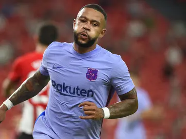 Barcelona harus puas bermain imbang 1-1 dengan tuan rumah Athletic Bilbao dalam laga pekan kedua Liga Spanyol 2021/2022, Sabtu (21/8/2021). Barcelona tertinggal 0-1 terlebih dahulu sebelum disamakan oleh striker anyar mereka, Memphis Depay. (Foto: AFP/Ander Gillenea)