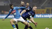 Pemain Napoli, Lorenzo Insigne, berebut bola dengan pemain Inter Milan, Milan Skriniar, pada pertandingan lanjutan Serie A, di Giuseppe Meazza, Senin (12/3/2018) dini hari WIB. (AP/Luca Bruno).