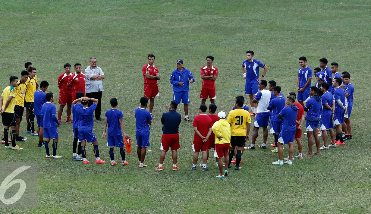 Pemain Arema Cronuus mendengarkan instruksi pelatih Joko Susilo (bertopi) jelang sesi latihan di Stadion Gajayana Malang, Jumat (2/10/2015). Jelang laga menghadapi Sriwijaya FC, Arema Cronous mengadakan sesi latihan tertutup. (Liputan6.com/Yoppy Renato)
