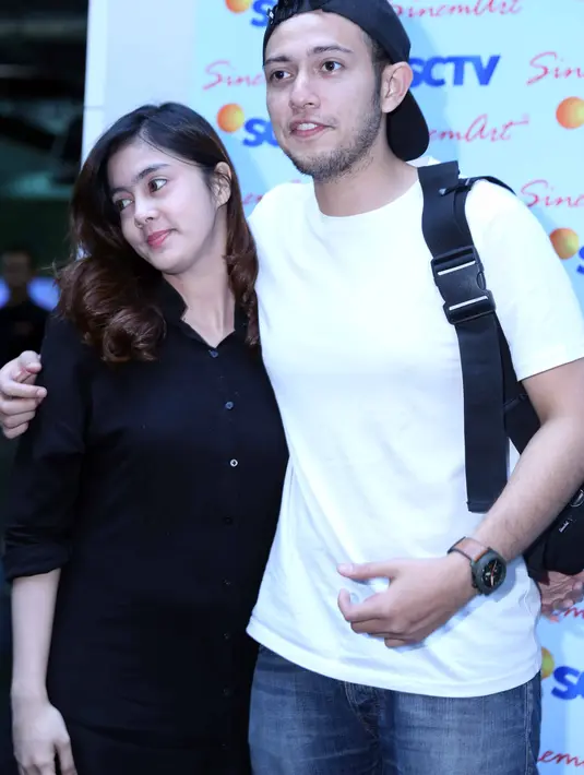 Kemesraan Rifky Balweel dengan Bebi Alraen juga ditunjukkan belum lama ini. Sang kekasih mendampingi Rifky saat peluncuran sinetron terbarunya, Orang-Orang Kampung Duku, di kawasan Bintaro belum lama ini. (Nurwahyunan/Bintang.com)