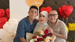 Dalam keterangan unggahannya, artis berusia 48 tahun ini menuliskan keterangan unggahan dengan angka 9855. Angka tersebut merupakan sebuah angka yang mencerminkan perjalanan panjang dalam membangun rumah tangga. Sebuah perjalanan yang tidak selalu mudah, tetapi penuh dengan berkah dan pelajaran berharga. Pernikahan bukan hanya tentang kebersamaan fisik, tetapi juga tentang menyatukan hati dalam cinta, kesabaran, dan keikhlasan. (Liputan6.com/IG/@marinizumarnisreal)