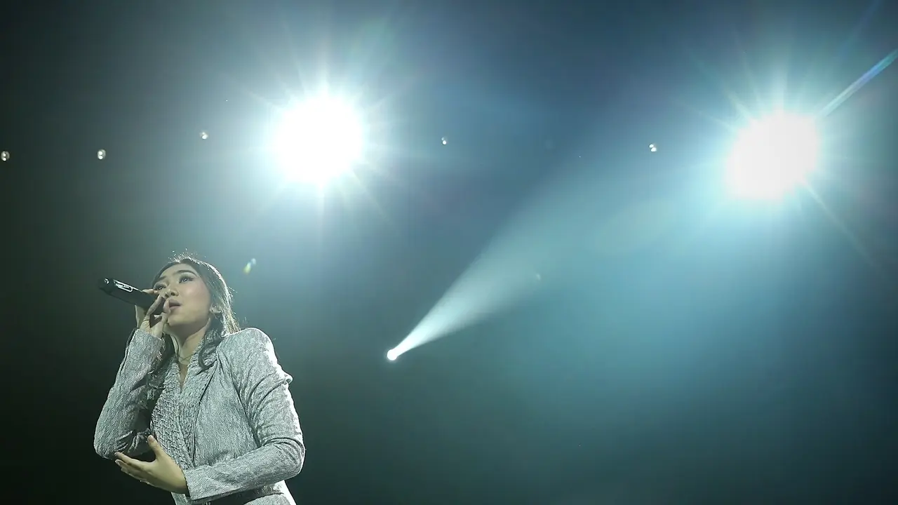 [Bintang] Isyana Sarasvati di Konser Rossa