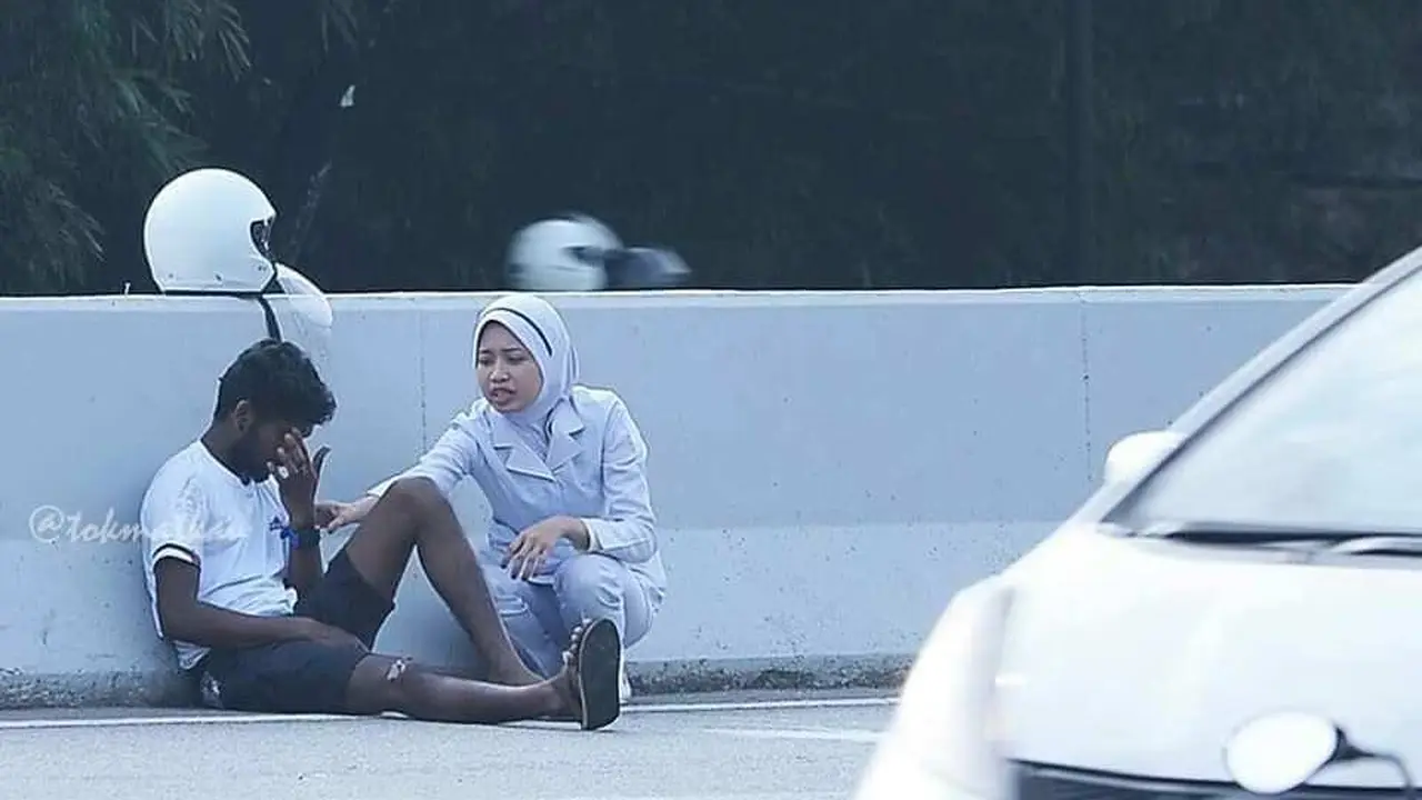 Dipuji Warganet, Aksi Perawat Bantu Korban Kecelakaan Sepulang Shift Malam