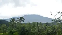 Tubuh raksasa Gunung Slamet tertutup kabut tebal, dilihat dari lereng selatan. (Foto: Liputan6.com/BPBD BMS/Muhamad Ridlo)