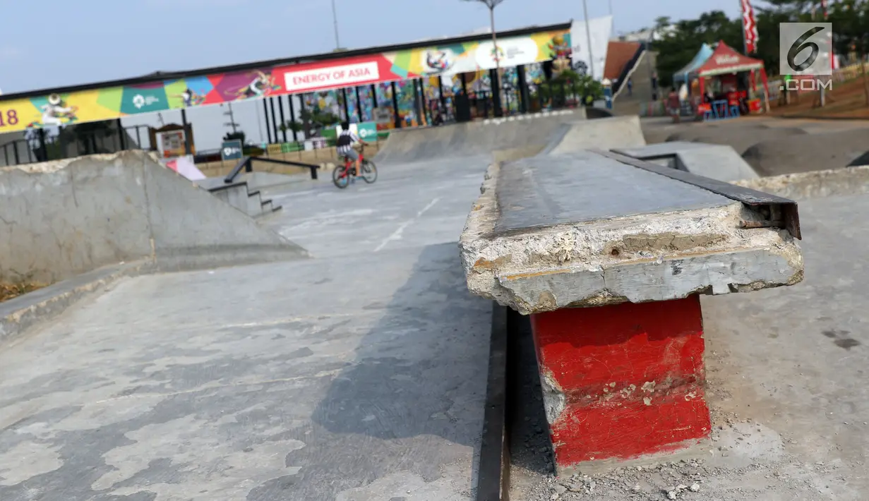 Kondisi salah satu fasilitas di area bermain skateboard di RTH/RPTRA Kalijodo, Jakarta. Selasa (24/7). Sebelumnya, warganet ramai membahas di media sosial ihwal kondisi RTH dan RPTRA Kalijodo yang terlihat terbengkalai. (Liputan6.com/Helmi Fithriansyah)