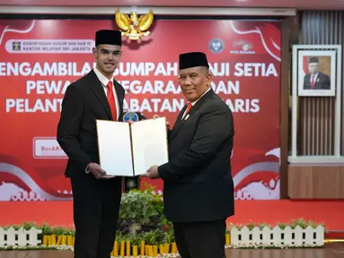 Jens Raven (kiri) menunjukkan dokumen sumpah pewarganegaraan Indonesia di Kanwil Kemenkumham DKI Jakarta, Cawang, Jakarta, Kamis (27/06/2024). (Dok. PSSI)