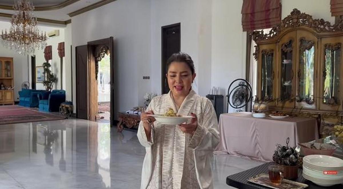 8 Potret Ruang Makan di Rumah Mayangsari dengan Konsep Klasik Modern