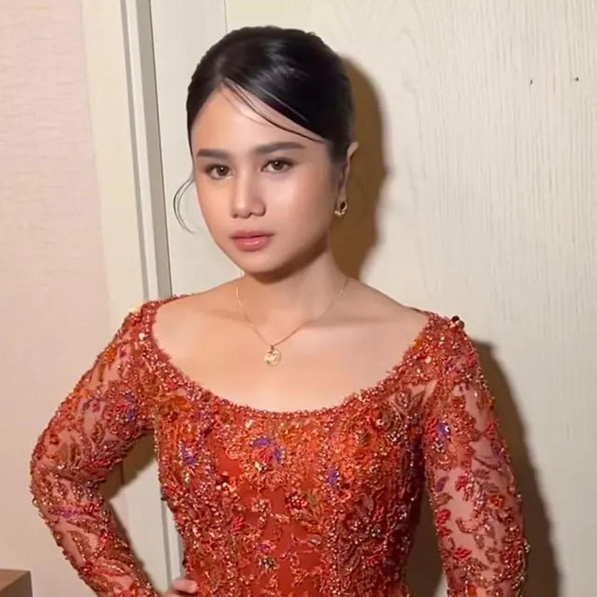 Potret Tissa Biani Tampil Anggun dalam Balutan Kebaya Merah di Anugerah Kartini Musik &amp; Film Indonesia 2025