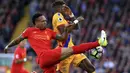 Pemain Liverpool, Nathaniel Clyne (kiri) menghalau bola dari kejaran pemain Crystal Palace, Wilfried Zaha pada lanjutan Premier League di Anfield Stadium, Liverpool, (23/4/2017). Liverpool kalah 1-2. (Peter Byrne/PA via AP)