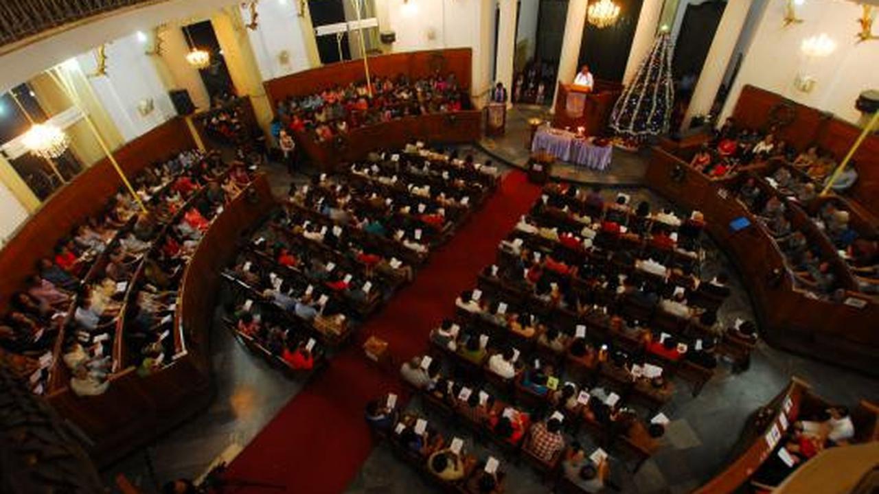 Umat Kristiani di Jakarta lakukan ibadah malam Natal