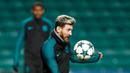 Bintang Barcelona, Lionel Messi, berusaha mengontrol bola saat latihan jelang laga Liga Champions melawan Celtic. Pada pertemuan pertama, Barca berhasil membungkam Celtic 7-0. (EPA/Robert Perry)
