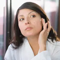 Ilustrasi menghilangkan tahi lalat/credit: gettyimages