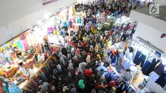 Masyarakat memadati pasar Tanah Abang, Jakarta, Minggu (26/5/2019). Jelang lebaran masyarakat mulai memadati pusat perbelanjaan untuk membeli kebutuhan saat Hari Raya Idul Fitri. (Liputan6.com/Angga Yuniar)