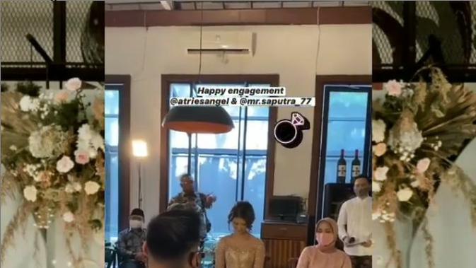 Momen Pertunangan Atries Angel Mantan Chef Juna dan Kekasih. (Sumber: Instagram.com/atriestic_officially)