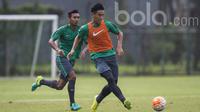 Gelandang Arema FC, Hanif Sjahbandi, mengoper bola saat mengikuti seleksi Timnas Indonesia U-22 di Lapangan SPH Karawaci, Banten, Rabu (8/3/2017). (Bola.com/Vitalis Yogi Trisna)