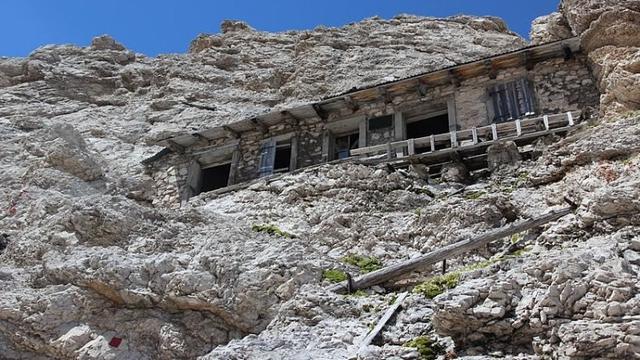 6 Potret Rumah Bekas Markas Perang, Berada di Dalam Gunung Batu