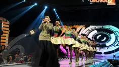 Zaskia Gotik menyajikan goyangan ciri khasnya  di ajang SCTV Music Awards 2014 (Liputan6.com/Andrian M Tunay)