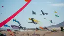 Layang-layang berbentuk penyihir terbang selama Festival Layang-layang Internasional di Fuerteventura, kepulauan Canary, Spanyol, 10 November 2018. Festival diikuti 45 penerbang layang-layang profesional dan amatir dari delapan negara (DESIREE MARTIN/AFP)