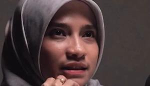 Influencer Sherly Annavita mengunggah sejumlah bukti teror di medsos. Mobilnya ditandai dengan piloks merah. Ia juga dikirimi kantong berisi telur busuk. (Foto: Dok. Instagram @suaraberkelas)